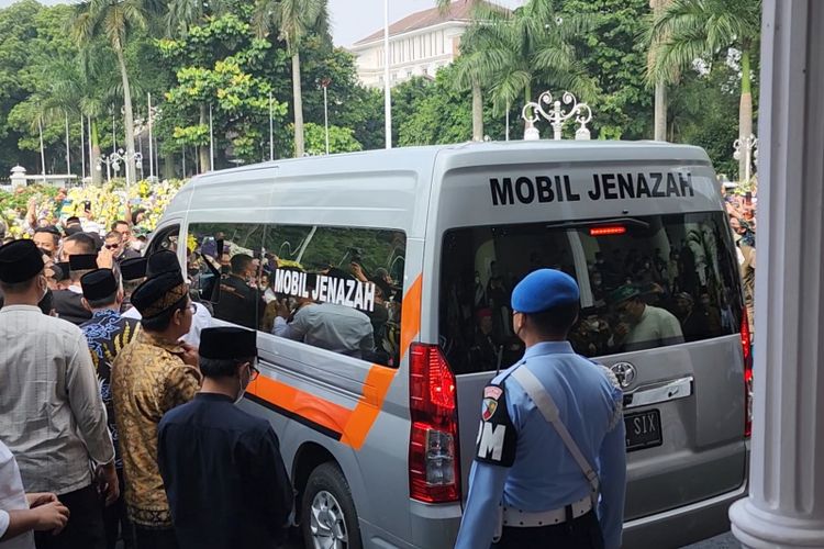 Rombongan pengantar jenazah putra sulung Gubernur Jawa Barat Ridwan Kamil, Emmeril Khan Mumtadz (Eril) berangkat dari Gedung Pakuan pada pukul 09.10 WIB, Senin (13/6/2022).