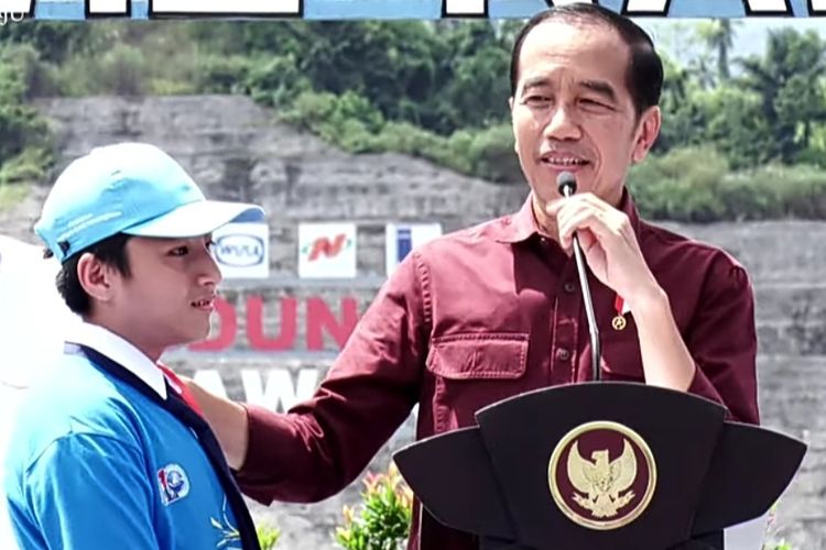 Presiden Joko Widodo memberikan pertanyaan yang berhadiah sepeda untuk seorang siswa di Minahasa Utara, Sulawesi Utara, pada Kamis (19/1/2023).