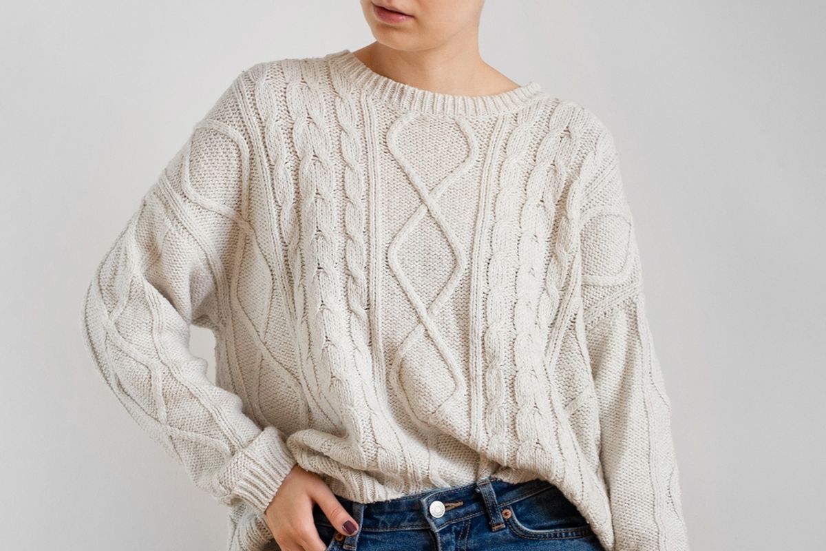 Ilustrasi sweater oversized buat perempuan.