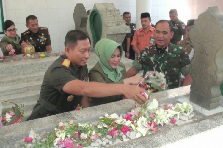 Pangdam IV Diponegoro melakukan kunjungan dan ziarah di makam pahlawan nasional Pangeran Diponegoro di Kota Makassar,  Kamis (27/9/2018).