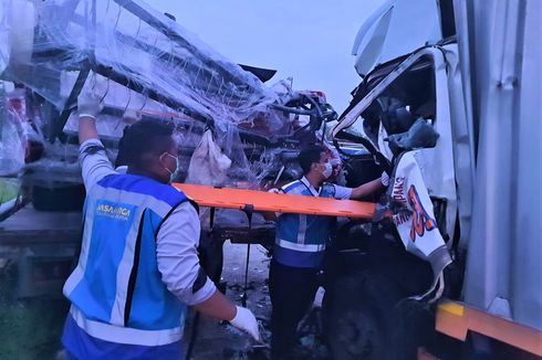 Kecelakaan Beruntun 3 Truk di Ngawi, 1 Orang Tewas Terjepit