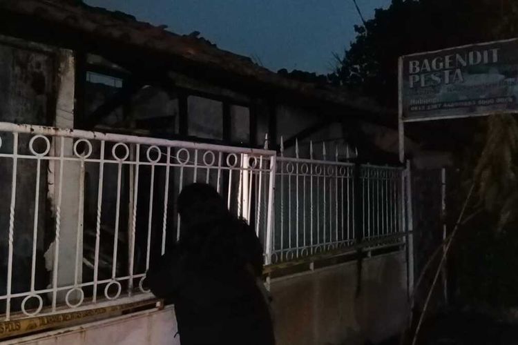 Dua bangunan hangus terbakar dilahap si jago merah di Jalan Neptunus Barat IX, Buahbatu, Kota Bandung, Jawa Barat, Selasa (23/9/2025).