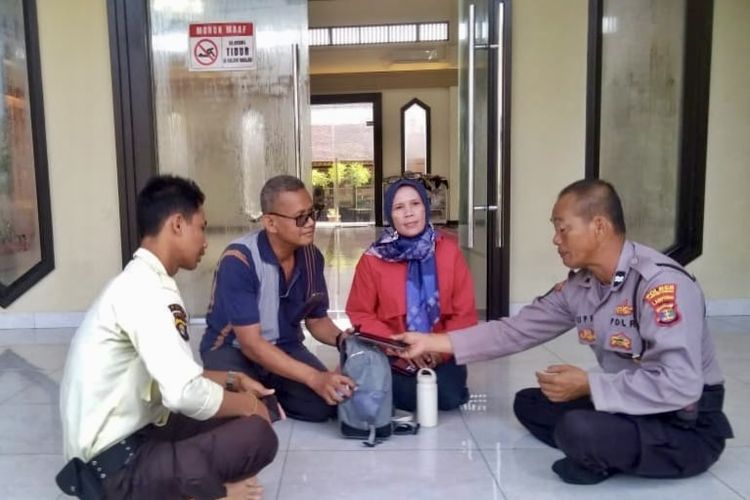 Aiptu Supriyanto (kanan) saat mengembalikan tas berisi uang milik pemudik yang ditemukannya di rest area tol Lampung, Minggu (14/4/2024).