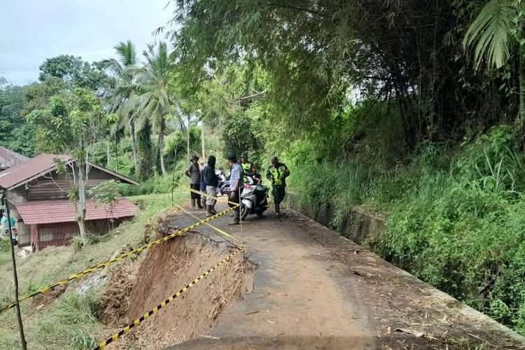Jalan Rusak dan Longsor Belum Tertangani, Pemkab Tanah Datar Pasang 