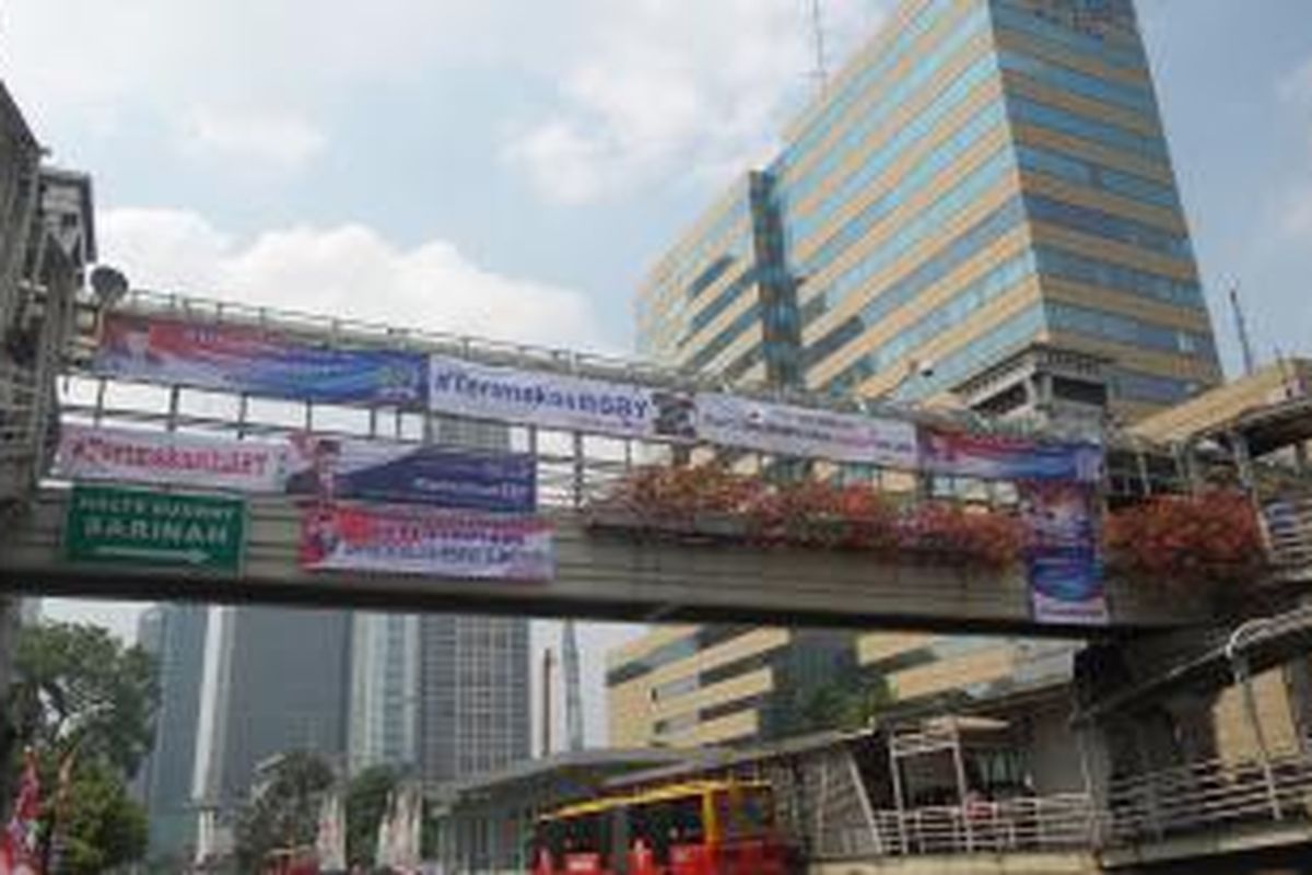 Berbagai spanduk apresiasi terhadap 10 tahun kepemimpinan Presiden Susilo Bambang Yudhoyono yang terpasang di jembatan penyebrangan orang Sarinah, Jakarta Pusat, Minggu (19/10/2014) 