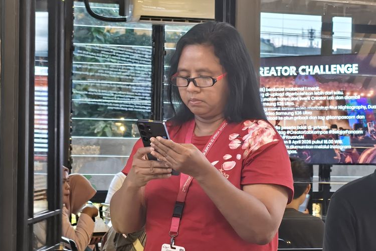 Salah satu peserta workshop Creator Lab Epic Concert menjajal langsung ponsel Samsung Galaxy S26 Ultra. 