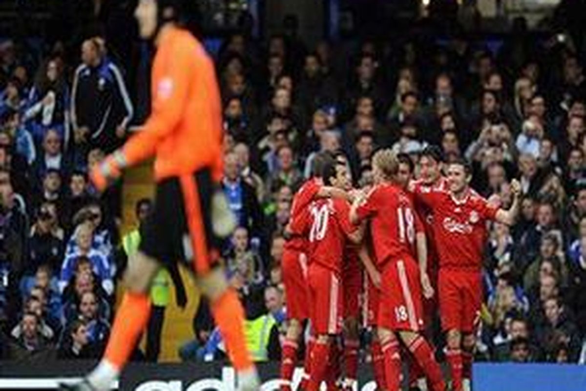 Para pemain Liverpool merayakan gol Xabi Alonso. Sementara kiper Chelsea, Petr Cech berjalan lesu karena kamsukan gol.