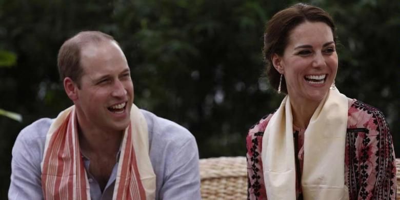 Pangeran William dan Kate Middleton, saat berbicara dengan para pengurus pusat rehabilitasi margasatwa dan konservasi di Panbari, hutan cagar alam di Kaziranga, India, 13 April 2016. Mereka tengah melakukan kunjungan dinas kerajaan Inggris di India selama 7 hari.
