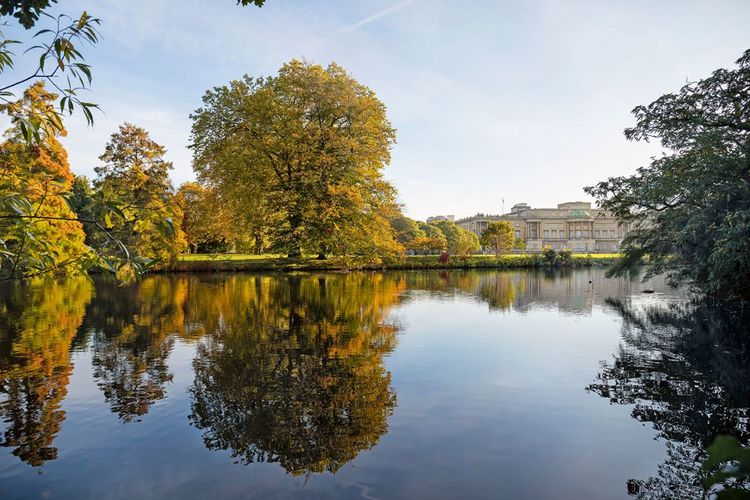 Sebuah danau di Istana Buckingham (Photographer: John Campbell | https://www.rct.uk/).