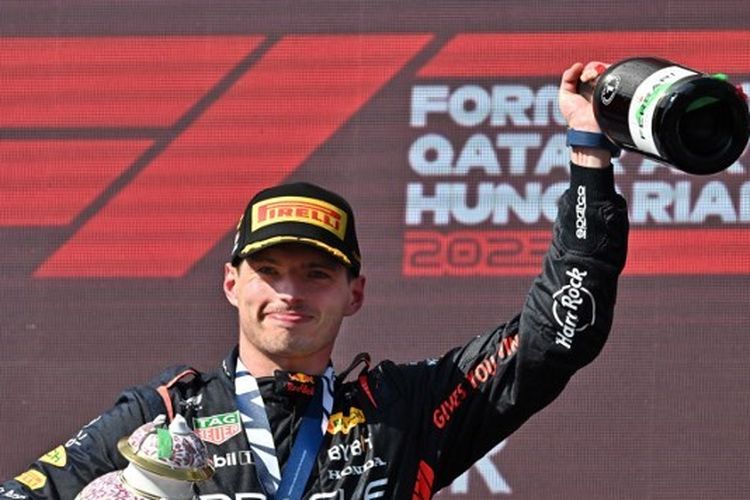 Pebalap tim Red Bull Racing, Max Verstappen, merayakan kemenangan pada balapan F1 GP Hongaria 2023 yang digelar di Sirkuit Hungaroring, Mogyorod, pada Minggu (23/7/2023) siang waktu setempat. Verstappen finis pertama dengan keunggulan lebih dari 33 detik atas Lando Norris (McLaren) yang menempati podium kedua. (Photo by ATTILA KISBENEDEK / AFP)