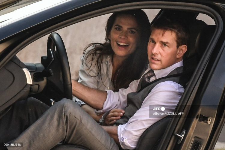 Aktor Tom Cruise dan Hayley Atwell dalam syuting film Mission: Impossible di Roma, Italia, pada 6 Oktober 2020. 