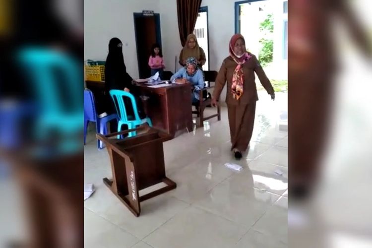 Sebuah video yang memperlihatkan seorang aparatur sipil negara (ASN) mengamuk di sekretariat Panitia Pemungutan Suara (PPS) di Kantor Kelurahan Fookuni, Kecamatan Katobu, Kabupaten Muna, Sulawesi Tenggara viral di media sosial, Rabu (1/2/ 2023).