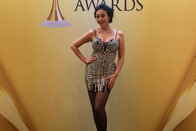 Penampilan unik Asri Welas dalam ajang Johnny Andrean Awards 2025, di Tangerang, Rabu (24/9/2025).