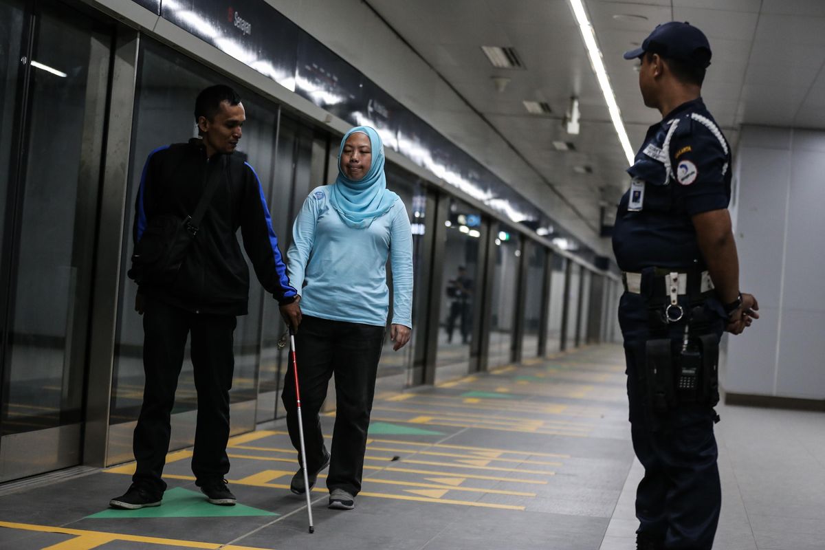 Penyandang disabilitas yang tergabung dalam Jakarta Barier Free Tourism atau JBFT mengikuti uji coba publik pengoperasian MRT di Stasiun Bundaran HI, Jakarta Pusat, Sabtu (16/3/2019). Penyandang disabilitas yang mengikuti uji coba MRT terdiri dari berbagai ragam disabilitas. Mulai dari pengguna kursi roda, tunanetra, insan tuli dan ragam disabilitas lainnya.