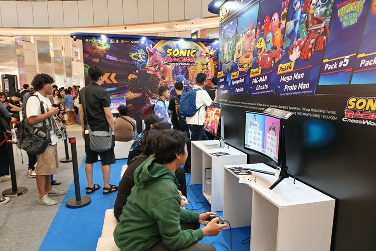 Penggemar menjajal game Sega Atlus Festival di Mall of Indonesia, Kelapa Gading, Jakarta Utara, Sabtu (7/2/2026).