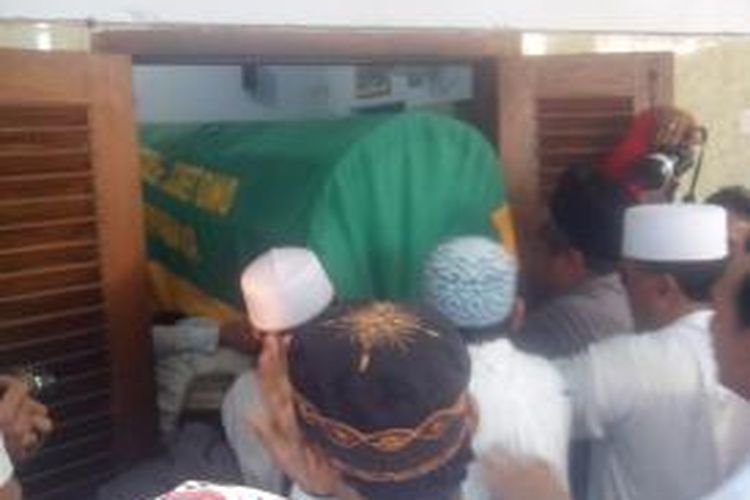 Keranda jenazah KH Idris Marzuki, pengasuh Pesantren Lirboyo Kediri, Jawa Timur, saat memasuki rumah duka, Senin (9/6/2014).