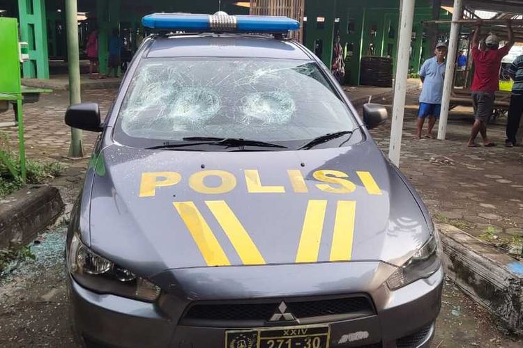 Kendaraan polisi rusak dan satu polisi luka dalam upaya mengamankan satu ODGJ di Kranggan, Kapanewon Galur, Kabupaten Kulon Progo, Daerah Istimewa Yogyakarta.