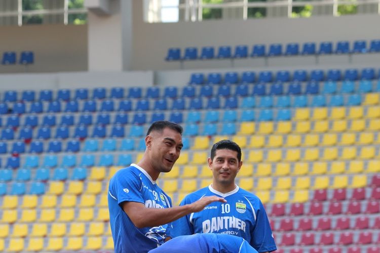 Dua pemain Persib Bandung, Omid Nazari dan Esteban Vizcarra di Stadion Manahan, Solo, Jumat (14/2/2020).