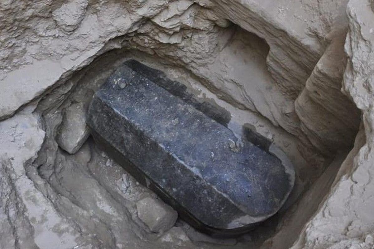 Penutup sarkofagus dan tubuh telah disegel dengan mortar, yang mungkin menunjukkan bahwa itu belum dibuka sejak ditutup lebih dari 2.000 tahun yang lalu. 