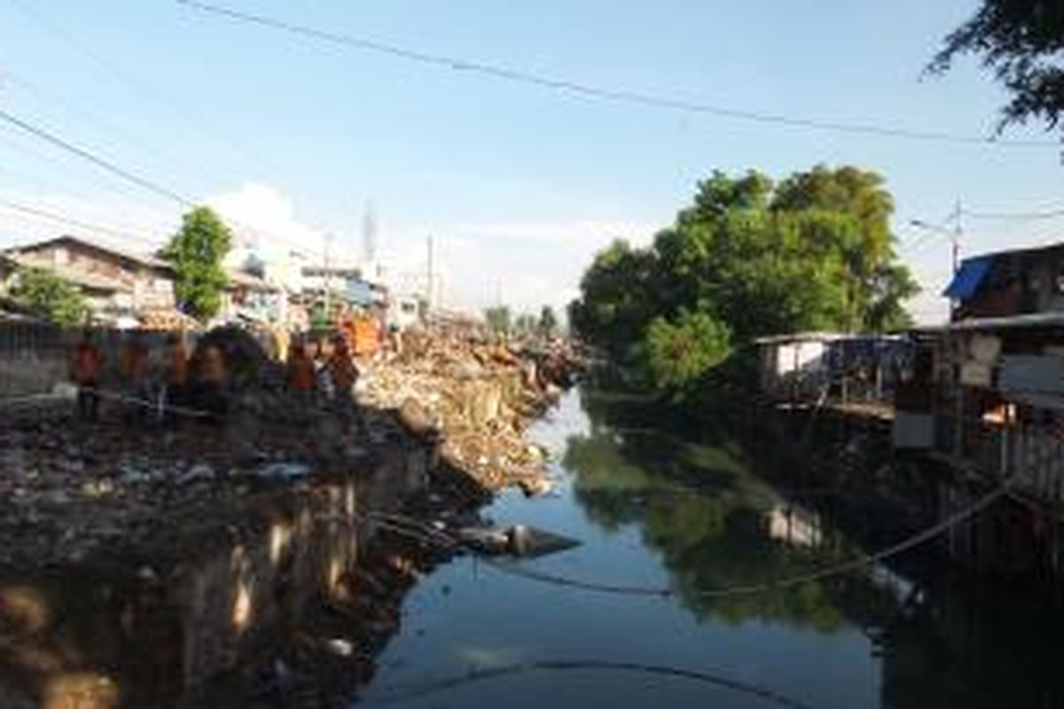Lokasi bekas permukiman liar di pinggir Sungai Ciliwung yang ada di Duri Pulo, Gambir, Jakarta Pusat. Nantinya di lokasi ini akan dibangun jalan inspeksi.