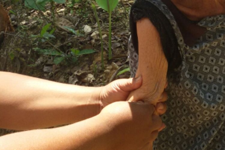 Sonto Wiryo (84 tahun) asal Dusun Crangah, Desa Hargotirto, Kecamatan Kokap, Kabupaten Kulon Progo, Daerah Istimewa Yogyakarta. Mbah Sonto, begitu warga memanggilnya, tegar di kehidupannya sekarang ini. Saat lengannya yang patah dipegang, dia tak merasakan apapun. 