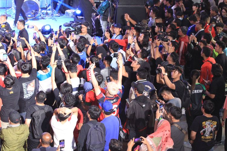 Para fans memberikan dukungannya bagi legenda Manchester United, Peter Schmeichel, di Premier League Festival yang bergulir di Cilandak Town Square, Jakarta Selatan, pada Sabtu (5/8/2023).