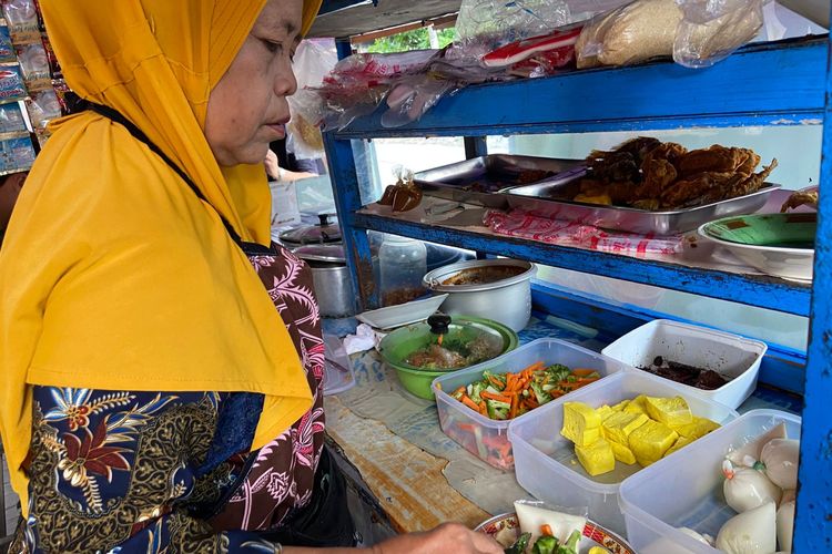 Bu Roby menyajikan menu sehat di balik warung kaki limanya.