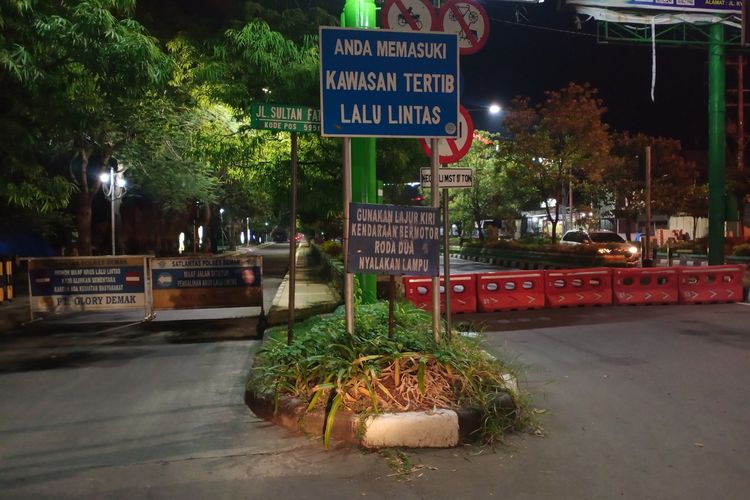 Jalan Sultan Fatah Demak ditutup untuk membatasi mobilisasi dan kerumunan warga yang masuk Kota Demak, Senin (7/6/2021)