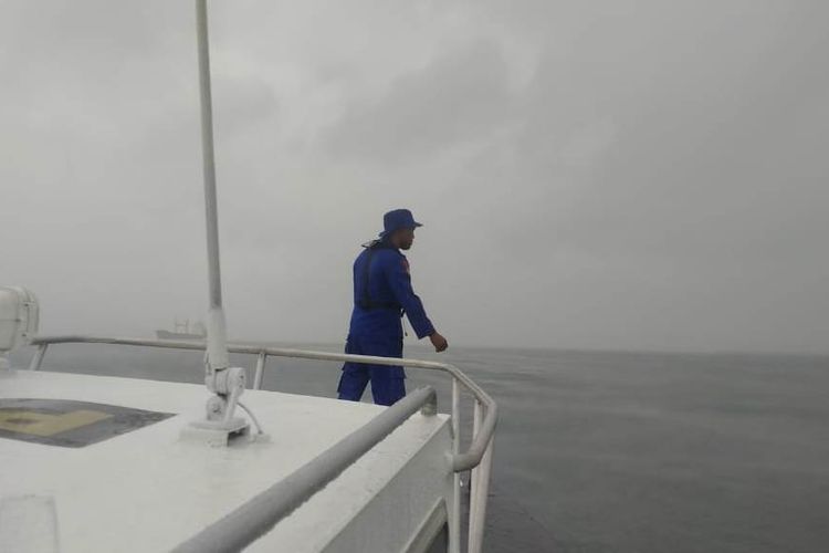 Personel Polairud Polda Maluku memggelar patroli keselamatan di sejumlah peraiaran laut Maluku, Selasa (26/7/2022)