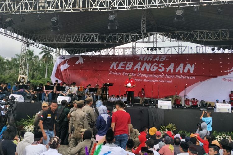 Gubernur DKI Jakarta Anies Baswedan memberi sambutan dalam Kirab Kebangsaan di Monas, Minggu (26/11/2017). 