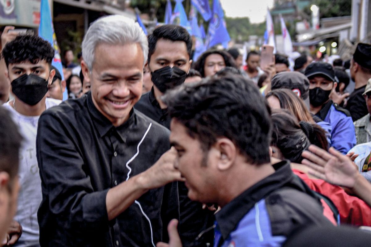 Bakal calon presiden dari PDI Perjuangan Ganjar Pranowo menyambangi rumah huruh di Desa Gadobangkong, Kecamatan Ngamprah, Kabupaten Bandung Barat, Jawa Barat, Selasa (3/10/2023).