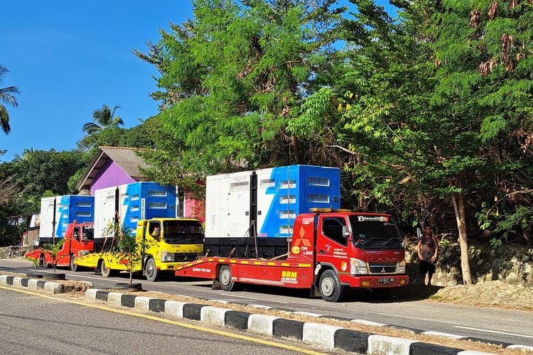Unit bantuan kelistrikan dari Sumatera dan Kalimantan tiba di Bangka, Rabu (22/3/2023).