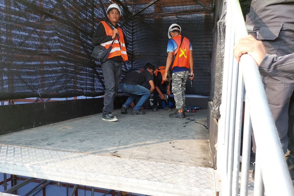 Para pekerja tampak memperbaiki jembatan menuju area Grandstand 2A-2F saat pagelaran Formula E di Jakarta International E-prix Circuit (JIEC), Kawasan Ancol, Jakarta Utara, Sabtu (4/6/2022).