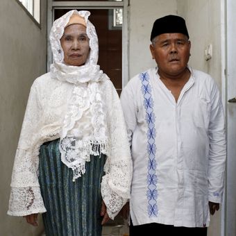 Pasangan pengantin Mang Kus dan Marsiati mengikuti nikah massal yang diselenggarakan Partai Kebangkitan Bangsa di KUA Menteng, Jakarta Pusat, Jumat (25/8/2017). Sebanyak 103 pasangan pengantin mengikuti acara ini.