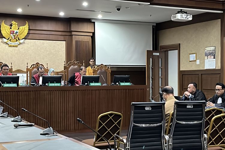 Hakim Agung nonaktif Gazalba Saleh dalam sidang di Pengadilan Tindak Pidana Korupsi (Tipikor) pada Pengadilan Negeri (PN) Jakarta Pusat, Senin (27/5/2024). Gazalba merupakan terdakwa kasus dugaan penerimaan gratifikasi dan tindak pidana pencucian uang (TPPU) sebesar Rp 62,8 miliar terkait penanganan perkara di Mahkamah Agung (MA).