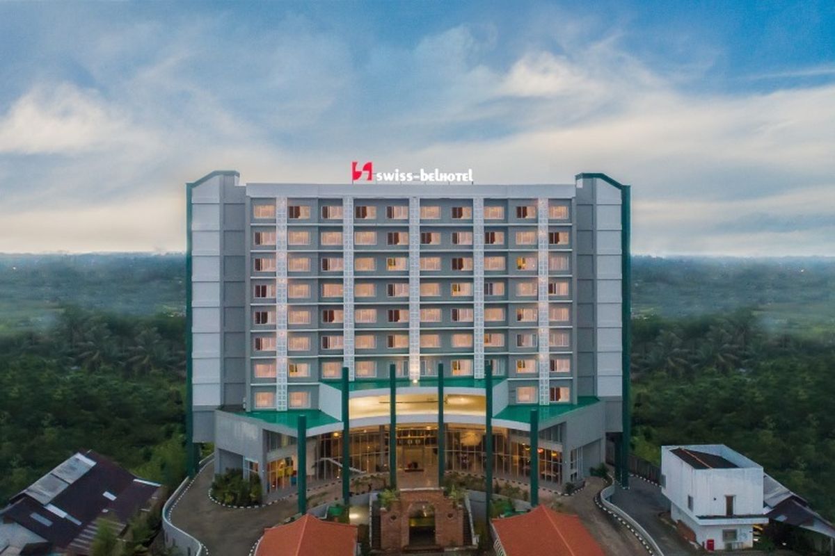 Swiss-Belhotel Pangkalpinang berlokasi di Jalan Jendral Sudirman Nomor 65, Kota Pangkalpinang, Bangka, Kepulauan Bangka Belitung. 