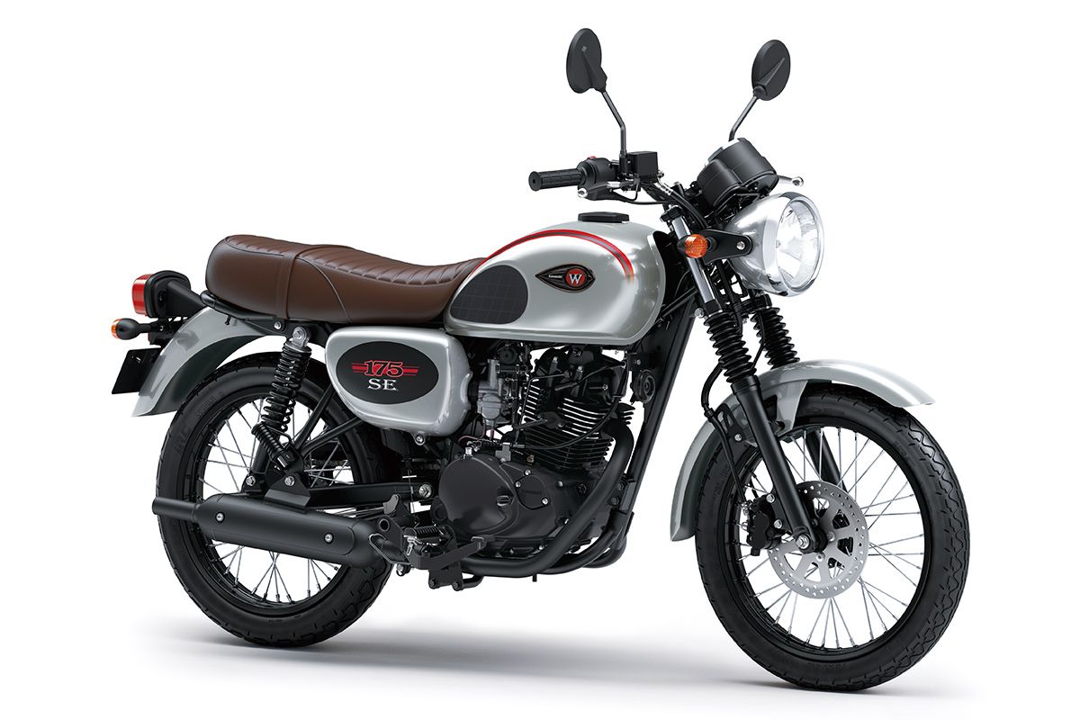 Kawasaki W175 SE model 2023 warna perak.