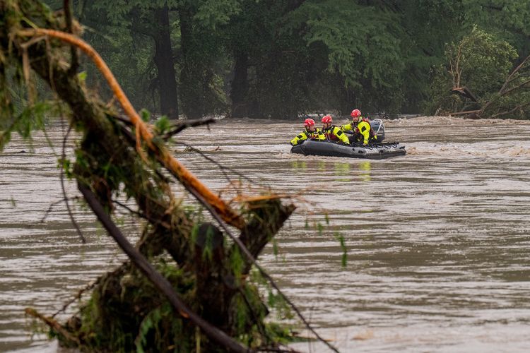 Tim SAR menggunakan perahu karet mencari korban hilang dalam banjir Texas di Sungai Guadalupe, Amerika Serikat, Jumat (4/7/2025). Update Korban Banjir di Texas: 51 Orang Meninggal Dunia, 15 di Antaranya Anak-anak