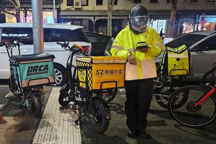 Pekerja Asal Indonesia Sambut Kenaikan Upah Kurir Makanan di Australia