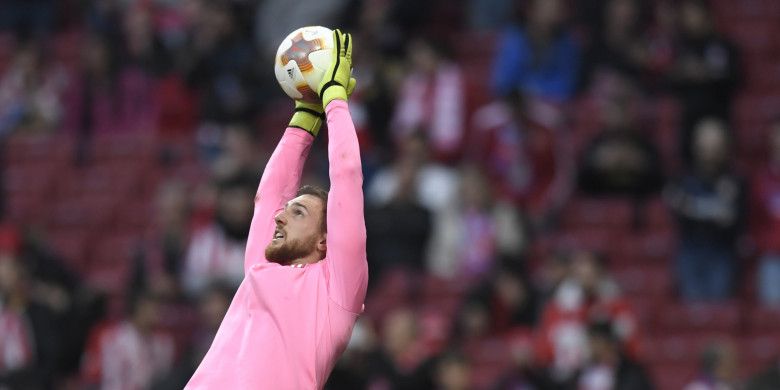 Kiper Atletico Madrid, Jan Oblak, melakukan pemanasan menjelang laga kedua semifinal Liga Europa melawan Arsenal, 3 Mei 2018 di Stadion Wanda Metropolitano, Madrid.