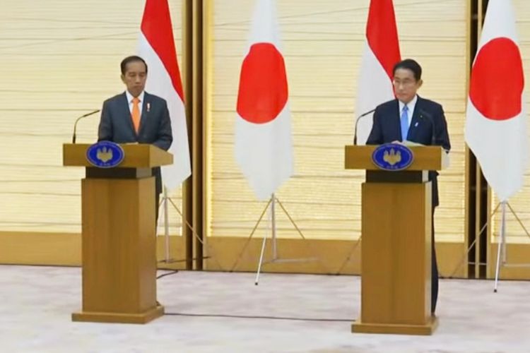 Presiden Joko Widodo dan Perdana Menteri Jepang Fumio Kishida saat konferensi pers bersama di Tokyo, Jepang, Rabu (27/7/2022).