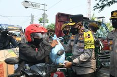 Kakorlantas Cek Penyekatan di Serang, Bagikan Sembako-Masker ke Pengendara