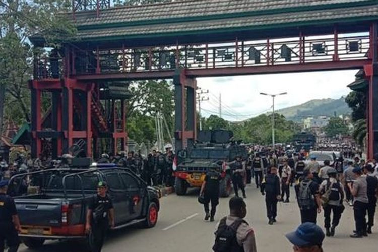 Personel TNI/Polri dikerahkan ke sekitar kampus Universitas Cenderawasih untuk membubarkan ratusan mahasiswa eksodus. 