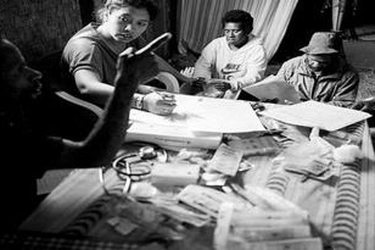 Dokter dan tenaga medis mencatat jumlah pasien dan stok obat-obatan setelah imunisasi di Kampung Yaleskomo, Distrik Asolokobal, Kabupaten Jayawijaya, Papua, Rabu (2/5). Tenaga medis harus berjuang dengan berjalan kaki selama tiga jam dan mendaki perbukitan untuk sampai di kampung tersebut.