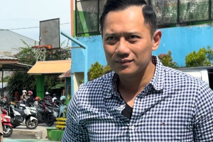 Naik Mobil "Double Cabin", AHY Mencoblos di TPS 28 Cipete Utara
