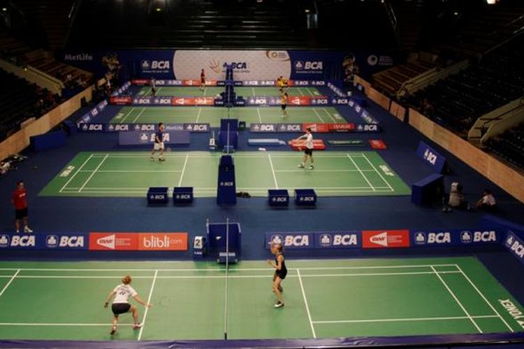 Lapangan bulu tangkis Istora Senayan Jakarta yang akan dipakai untuk gelaran BCA Indonesia Open Superseries Premier, 17-22 Juni 2014.