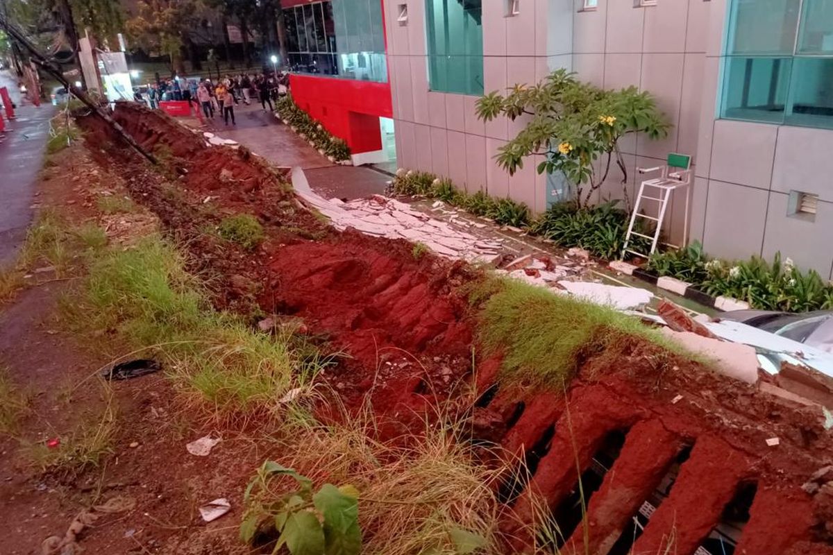 Tanah longsor dan tembok roboh terjadi di CIMB Niaga samping pom bensin Pertamina Sektor 9, Pondok Pucung, Kecamatan Pondok Aren, Kota Tangerang Selatan pada Kamis (1/12/2022).