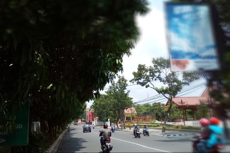 Iklan rokok terpasang persis di depan lingkungan kantor Kecamatan Jebres, Kota Solo, Jawa Tengan (Jateng) yang hampir setiap hari dilalui banyak orang. Meski tempat kerja pemerintah termasuk Kawasan Tanpa Rokok (KTR), iklan rokok tersebut terhitung tak menyalahi aturan mengingat Perda No. 9 tahun 2019 tentang KTR  hanya melarang aktivitas rokok sampai di pagar terluar.