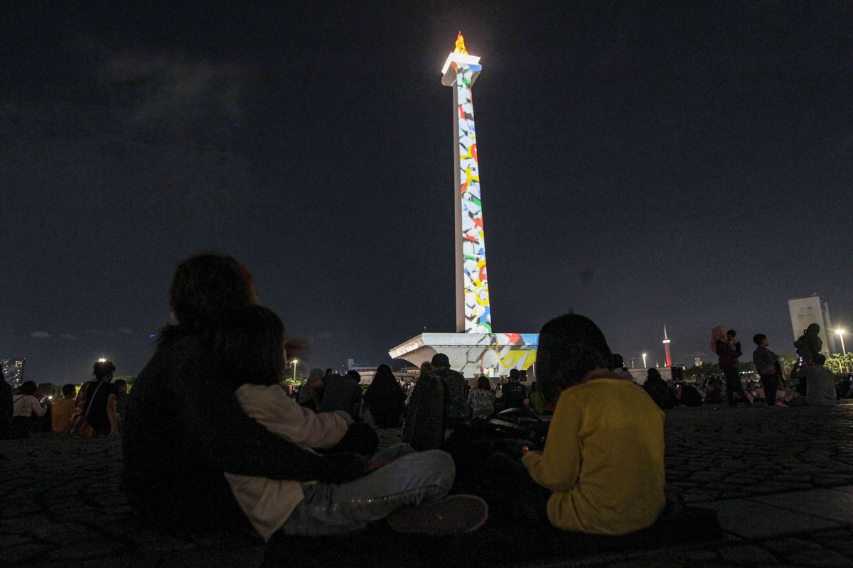 Pertunjukan video mapping di Monumen Nasional, Jakarta, Selasa (25/4/2023) malam. Selain atraksi video mapping, pengunjung juga bisa menyaksikan pertunjukan air mancur menari untuk mengisi libur Learan 2023.