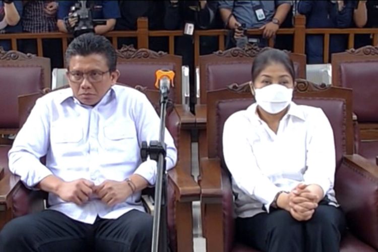 Terdakwa kasus pembunuhan berencana terhadap Nofriansyah Yosua Hutabarat atau Brigadir J, Ferdy Sambo dan Putri Candrawathi dalam persidangan di Pengadilan Negeri (PN) Jakarta Selatan, Selasa (13/12/2022).